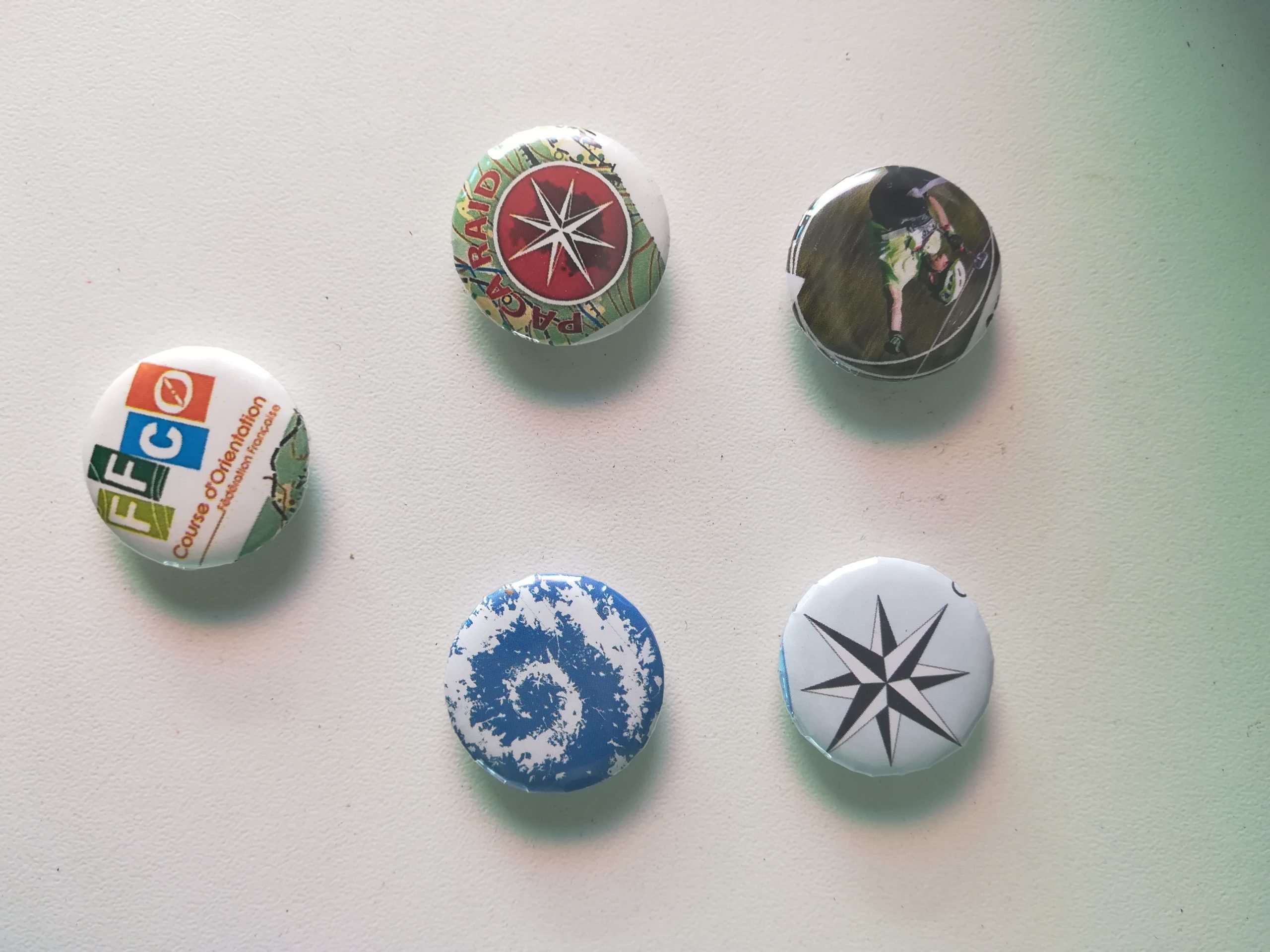 BADGES MET SPELDEN OF MAGNETEN