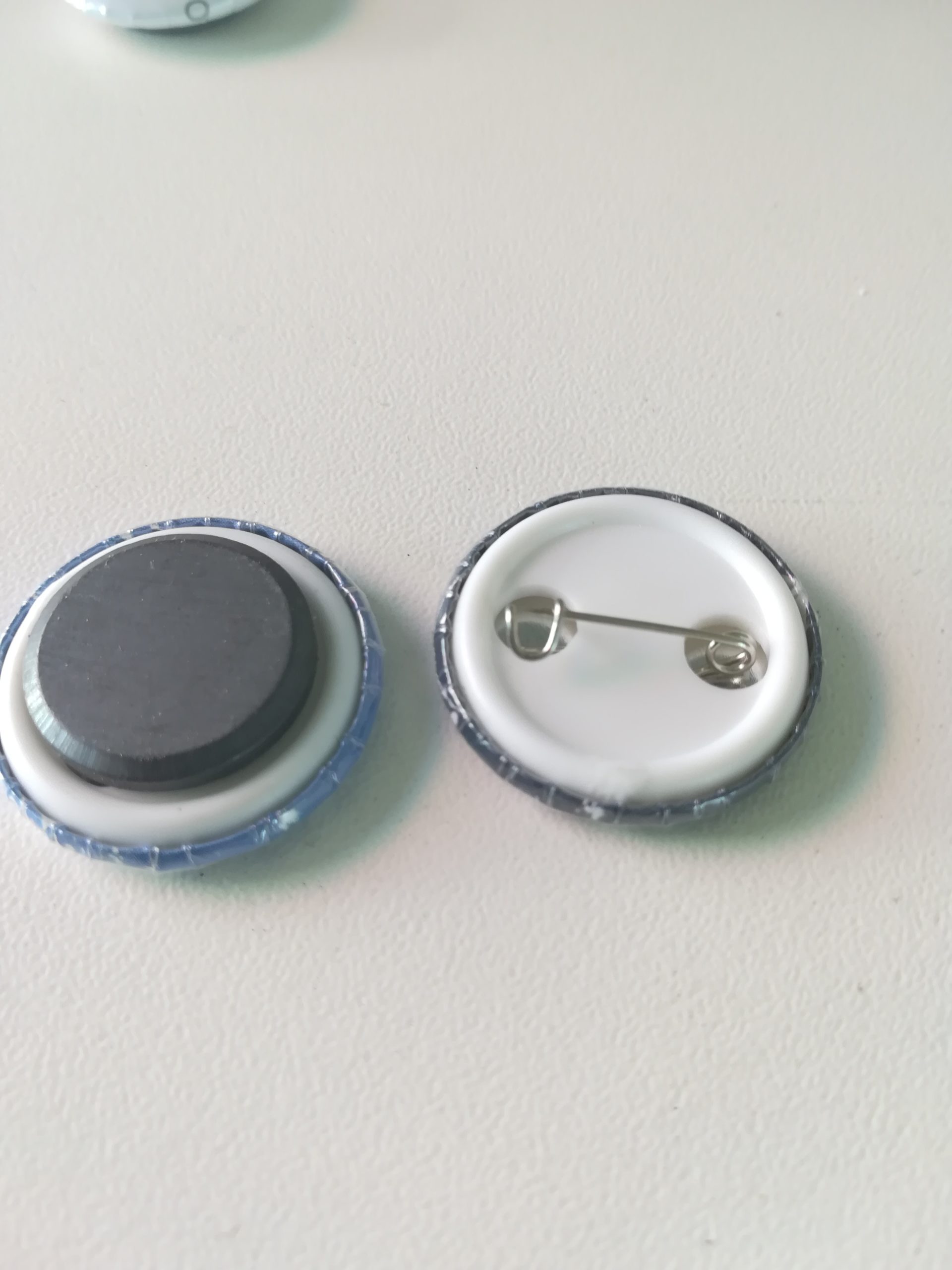 BADGES BROCHES OU AIMANTS – Image 3