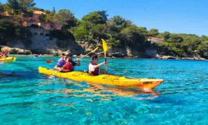 kayak de mer giens privé dans l'eau turquoise de La Ciotat, proche de Marseille. tour canoe expenature excursions encadrées