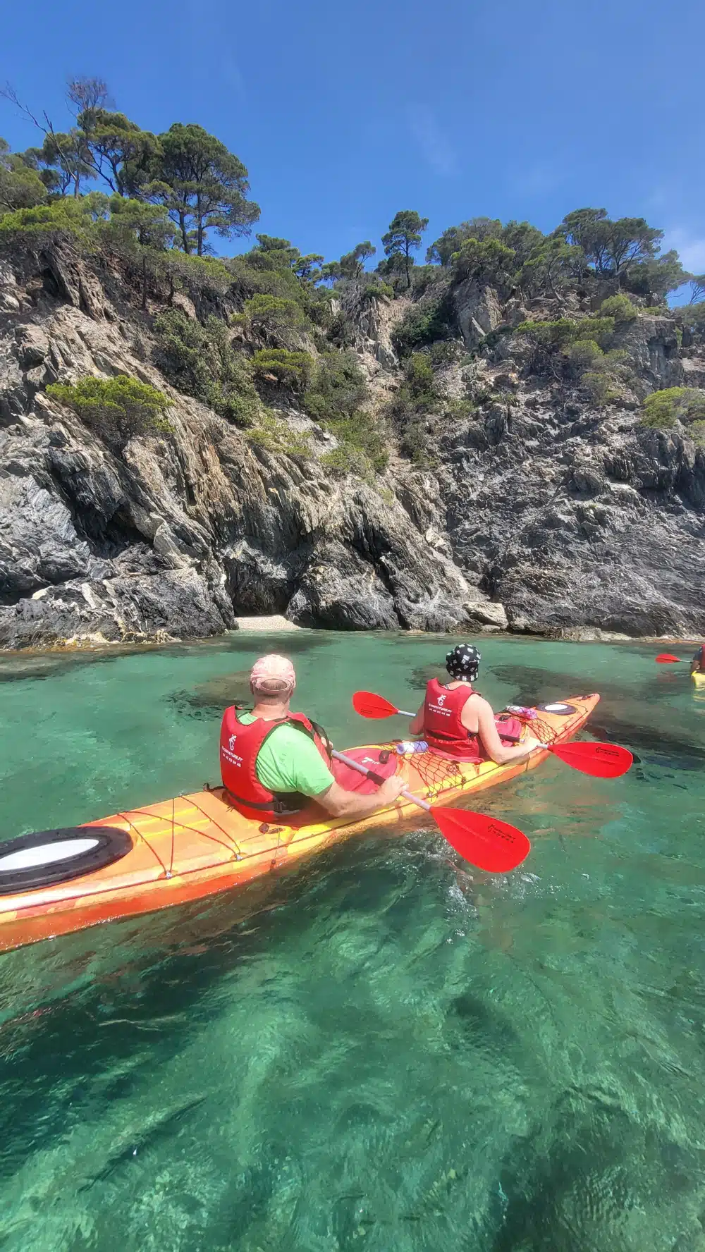 tour in kayak giens iques secrètes à Porquerolles Escursione naturalistica sull'isola di Porquerolles Spiaggia e mare turchese Costa rocciosa Panorama al tramonto Porquerolles Spiaggia e calette appartate