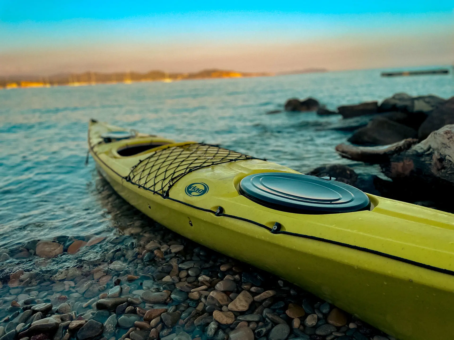 Un kayak azzurro da La Ciotat, che cattura l'essenza dell'esplorazione marittima in questo pittoresco angolo del Mediterraneo. escursioni supervisionate