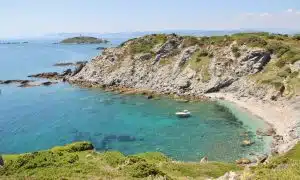 Mare turchese Isole Embiez Scogliere e calette Embiez Sentieri naturali Isole Embiez Costa selvaggia Embiez Vista panoramica Isole Embiez Massiccio mediterraneo Embiez