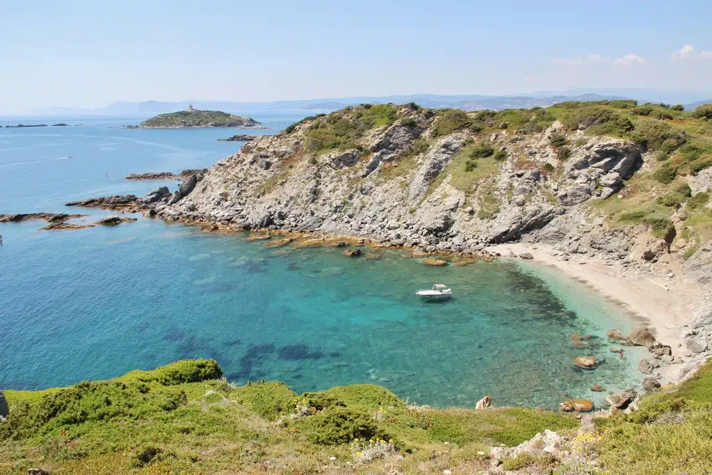Turquoise zee Embiez eilanden Kliffen en baaien Embiez Natuurpaden Embiez eilanden Wilde kust Embiez Panoramisch uitzicht Embiez eilanden Mediterraan Massief Emb