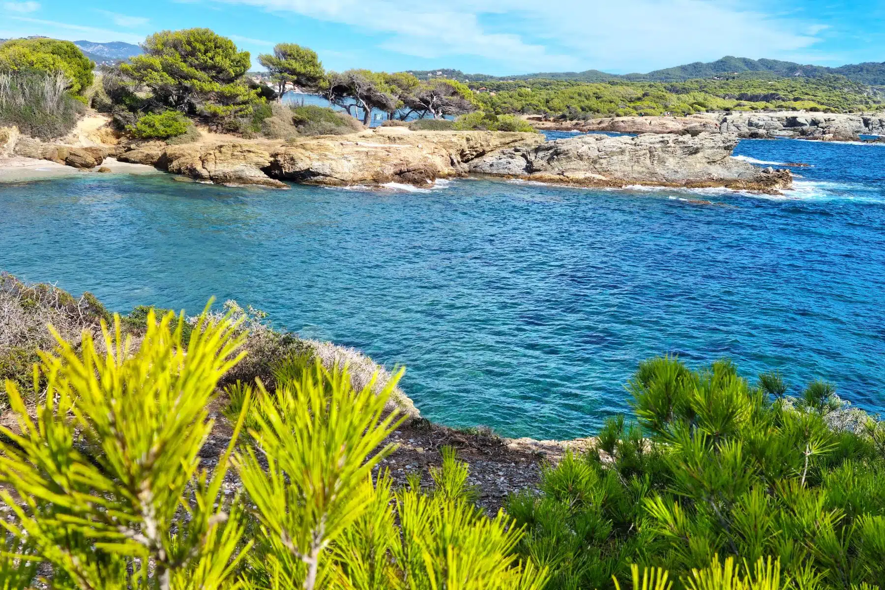 iques secrètes à Porquerolles Mare turchese Isole Embiez Scogliere e insenature Embiez Sentieri naturali Isole Embiez Costa selvaggia Embiez Vista panoramica delle isole Embiez Massiccio mediterraneo Emb Pausa natura sull'isola di Porquerolles Spiaggia e mare turchese Costa rocciosa protetta Panorama al tramonto Porquerolles Spiaggia e insenature appartate