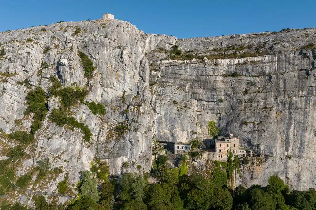 nature and botany hiking off the beaten track original guided hiking nature immersion Provence flora and geology discovery guided family hiking